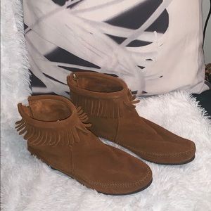 NWOT SHORT MINNETONKA BOOTIES